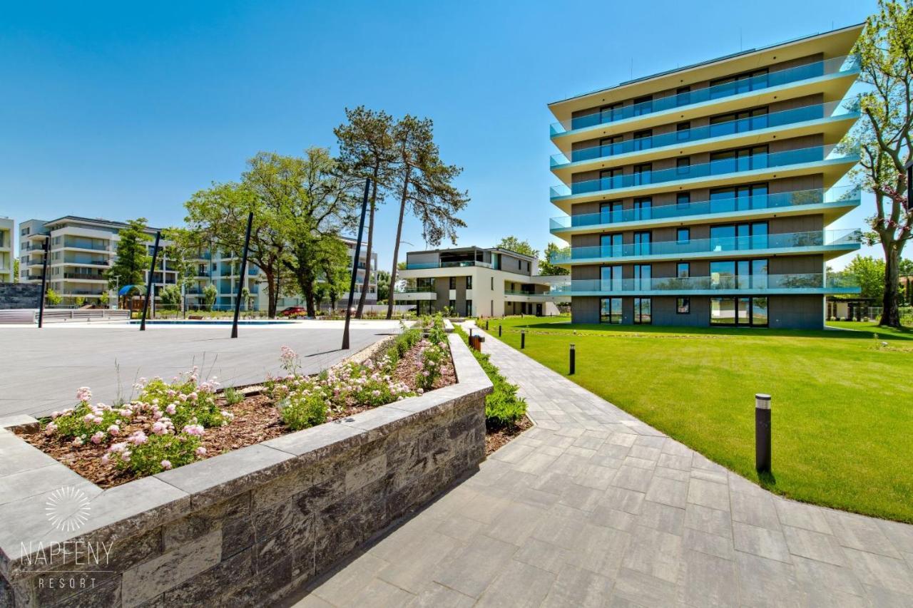 Bonnie-Premium Lelle Waterfront Private Apartment Balatonlelle Eksteriør billede